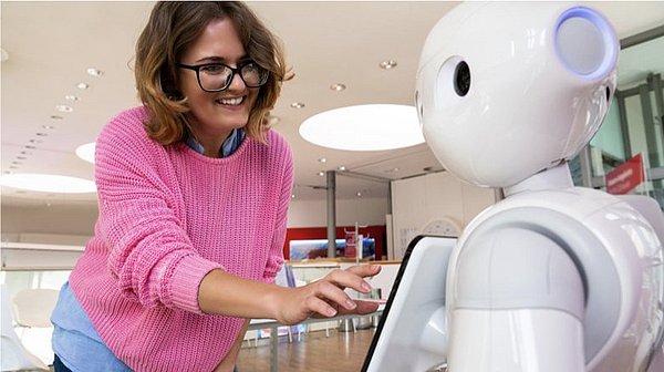 Ta fotografija prikazuje terapevta s Pepperjem, socialnim robotom.